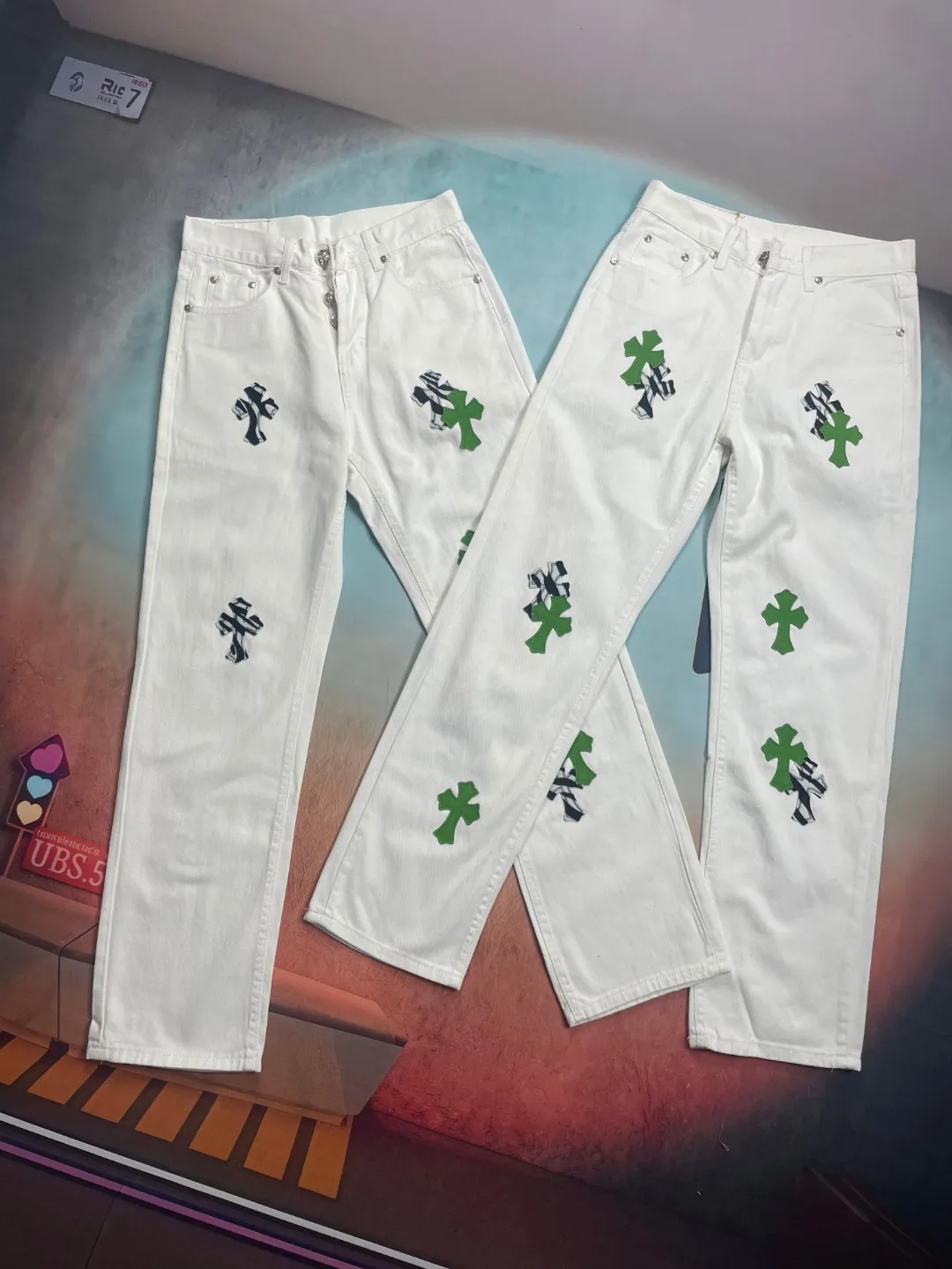 🅿️280 🔘Style No.-KL132 🔘Cro Heart𝐂𝐡𝐫𝐨𝐦𝐞 𝐇𝐞𝐚𝐫𝐭 24SS British limited edition white and apple green patchwork zebra jeans* Trendsetters in the fashion circle, Croix Heart is out again! This pair of white jeans that combines apple green with zebra-print leather is simply the “rebellious elf” in the fashion world. It’s just for you who don’t want to follow the crowd. Look at this fabric. The main part is white denim. It's soft and super tough. It's breathable. You won't sweat when you wear it in summer, and it won't deform no matter how much you toss it around. The combination of apple green and zebra pattern is made of top-quality leather. The zebra pattern is like magic, three-dimensional and lifelike. The apple green is as fresh as if it was just picked from spring. The leather is so soft that it is perfectly spliced ​​with the white denim. Looking at this version again, it is completely "tailor-made" for our figure. As soon as the high waist is worn, the waistline moves up instantly and the leg length becomes 2.8 meters in seconds. The straight design is super considerate and hides all the little worries about your leg shape, allowing you to walk with wind and full aura. The details of Crow's heart have always been at the "king bomb" level. The iconic hardware, buttons, and zipper pullers are all carefully selected from high-quality metals. Their deep luster is super attractive and they are also extremely durable and will not fade no matter how you use them. The small leather brand label hides a lot of ingenuity, and the texture and logo are incredibly exquisite. The stitching is even more precise and neat. I am impressed by this craftsmanship! Matching is even more "the king of all-matching". Pair it with a simple white T-shirt and white shoes, which is full of freshness. The apple green and zebra prints immediately pop out, and the American street style is easy to master. It is perfect for going out or partying. Put on a black short top and Martin boots, a contrast between black and white and green, and you are so cool that you have no friends. You will be the center of attention at music festivals and fashion parties, capturing everyone's attention in minutes.  Size: S M L XL (28.30.32.34) Color: White